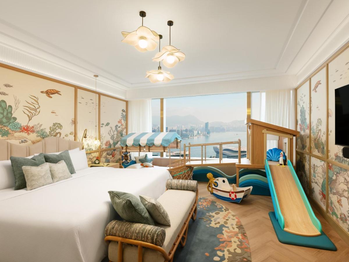 Island Shangri-la, Hotel
