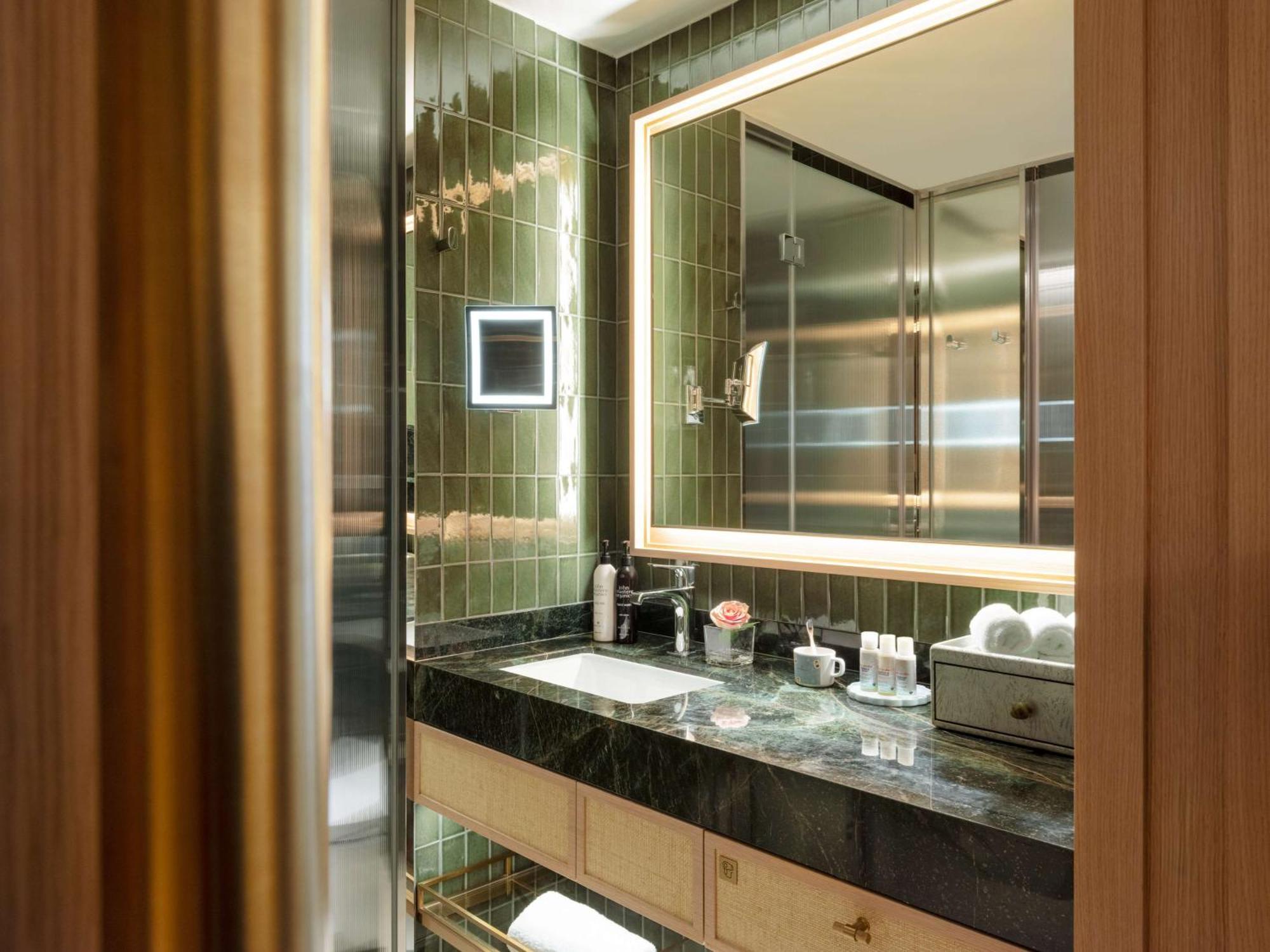 Hotel Island Shangri-la, 5*
